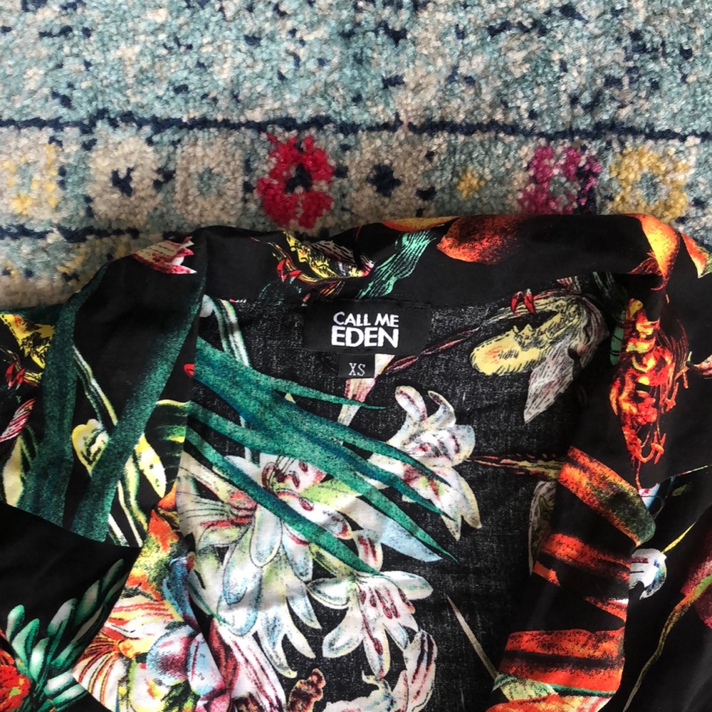 Eccentric Patterned Collared Crop Top - image 2